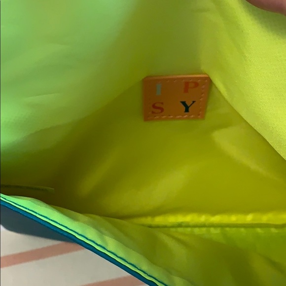 Button Ipsy makeup bag - Picture 5 of 5